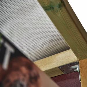 Detalle de montaje de expositor de madera personalizado